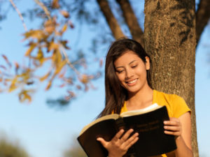 moc-cc-a7a-lendo-biblia.jpg